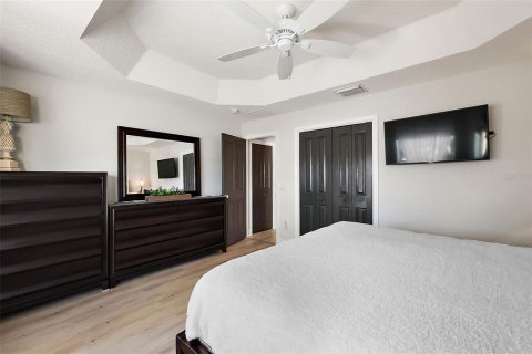 House in The Villages, Florida 3 bedrooms, 232.63 sq.m. № 1915585 - photo 18