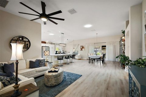 House in The Villages, Florida 3 bedrooms, 232.63 sq.m. № 1915585 - photo 12