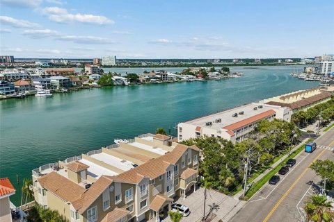 Townhouse in Clearwater, Florida 3 bedrooms, 210.8 sq.m. № 2220533 - photo 3
