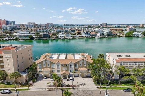 Townhouse in Clearwater, Florida 3 bedrooms, 210.8 sq.m. № 2220533 - photo 2