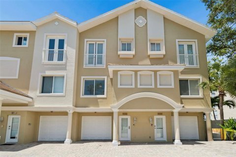 Townhouse in Clearwater, Florida 3 bedrooms, 210.8 sq.m. № 2220533 - photo 4