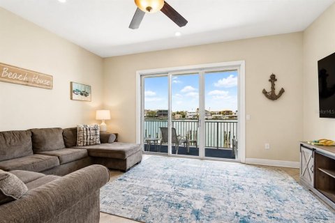 Townhouse in Clearwater, Florida 3 bedrooms, 210.8 sq.m. № 2220533 - photo 11
