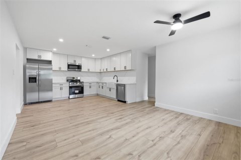 House in Tampa, Florida 4 bedrooms, 118.64 sq.m. № 2198077 - photo 3