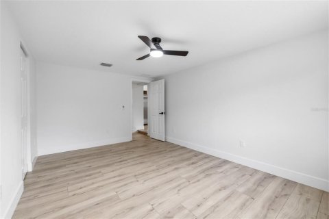 House in Tampa, Florida 4 bedrooms, 118.64 sq.m. № 2198077 - photo 13