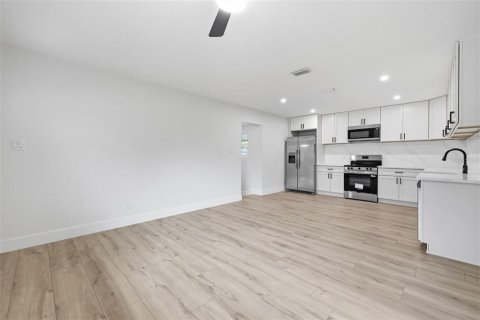 House in Tampa, Florida 4 bedrooms, 118.64 sq.m. № 2198077 - photo 4