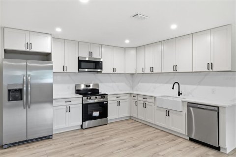 House in Tampa, Florida 4 bedrooms, 118.64 sq.m. № 2198077 - photo 8