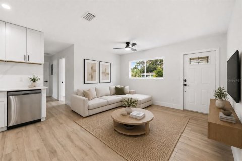 House in Tampa, Florida 4 bedrooms, 118.64 sq.m. № 2198077 - photo 5