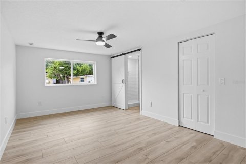 House in Tampa, Florida 4 bedrooms, 118.64 sq.m. № 2198077 - photo 12
