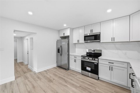 House in Tampa, Florida 4 bedrooms, 118.64 sq.m. № 2198077 - photo 10