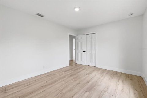 House in Tampa, Florida 4 bedrooms, 118.64 sq.m. № 2198077 - photo 16