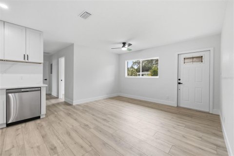 House in Tampa, Florida 4 bedrooms, 118.64 sq.m. № 2198077 - photo 6