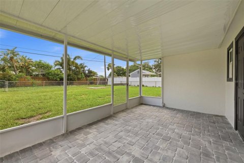 House in Tampa, Florida 4 bedrooms, 118.64 sq.m. № 2198077 - photo 24
