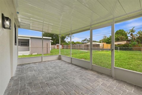 House in Tampa, Florida 4 bedrooms, 118.64 sq.m. № 2198077 - photo 23