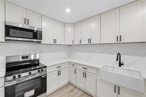 House in Tampa, Florida 4 bedrooms, 118.64 sq.m. № 2198077 - photo 9