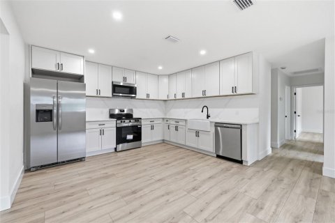 House in Tampa, Florida 4 bedrooms, 118.64 sq.m. № 2198077 - photo 7