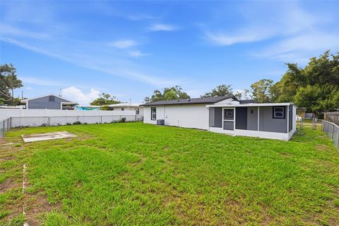 House in Tampa, Florida 4 bedrooms, 118.64 sq.m. № 2198077 - photo 26