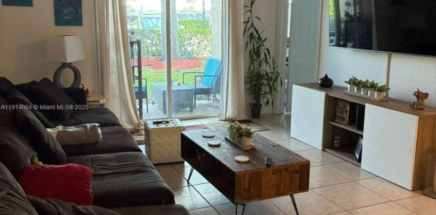 Condo in Tamarac, Florida, 3 bedrooms  № 1971158