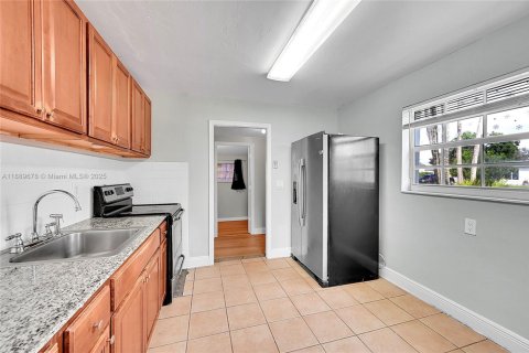 House in Davie, Florida 3 bedrooms, 87.7 sq.m. № 1938936 - photo 10