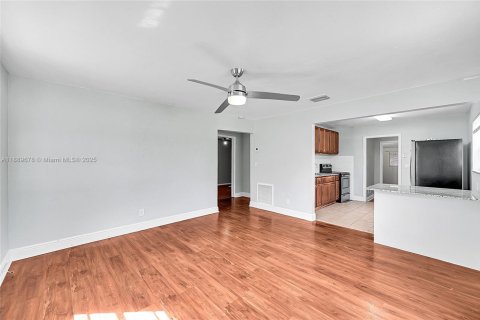 House in Davie, Florida 3 bedrooms, 87.7 sq.m. № 1938936 - photo 11