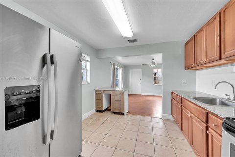 House in Davie, Florida 3 bedrooms, 87.7 sq.m. № 1938936 - photo 5