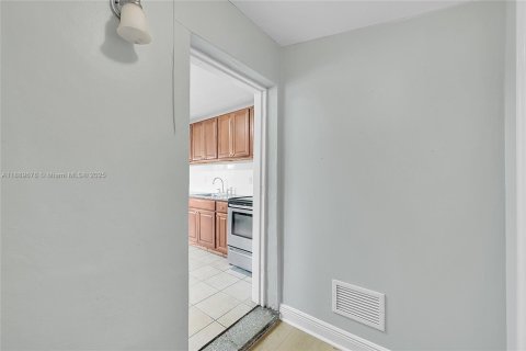 House in Davie, Florida 3 bedrooms, 87.7 sq.m. № 1938936 - photo 2