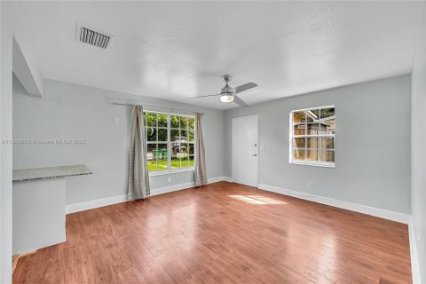 House in Davie, Florida 3 bedrooms, 87.7 sq.m. № 1938936 - photo 8