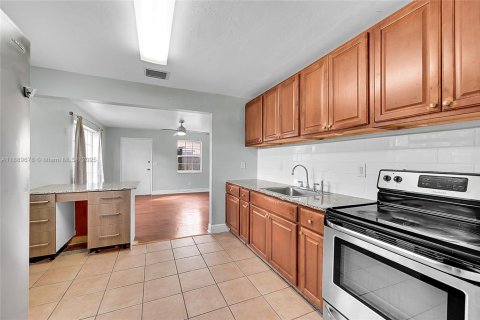 House in Davie, Florida 3 bedrooms, 87.7 sq.m. № 1938936 - photo 6