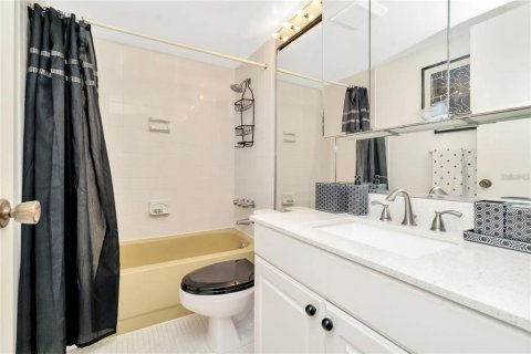 Снять в аренду кондоминиум в Мадейра - Бич, Флорида 2 комнаты, 102.19м2, № 2232341 - фото 14
