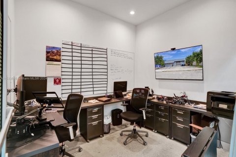 Propiedad comercial en alquiler en Miami, Florida № 1009387 - foto 1
