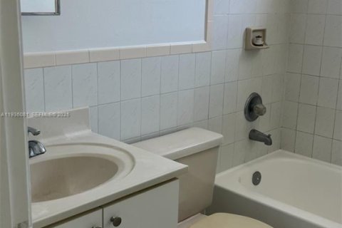 Apartment in Hialeah, Florida 3 bedrooms, 465.16 sq.m. № 1994170 - photo 7