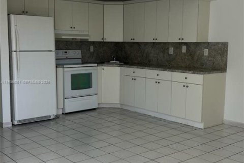 Apartment in Hialeah, Florida 3 bedrooms, 465.16 sq.m. № 1994170 - photo 3