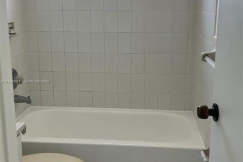 Apartment in Hialeah, Florida 3 bedrooms, 465.16 sq.m. № 1994170 - photo 10