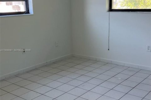 Apartment in Hialeah, Florida 3 bedrooms, 465.16 sq.m. № 1994170 - photo 9