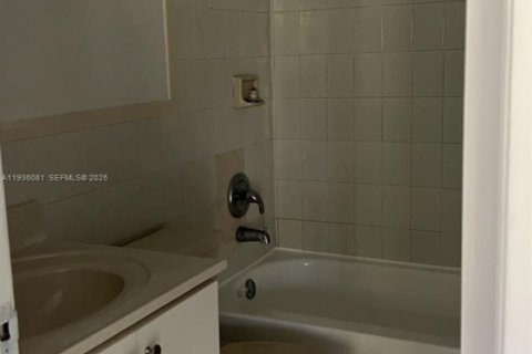 Apartment in Hialeah, Florida 3 bedrooms, 465.16 sq.m. № 1994170 - photo 4