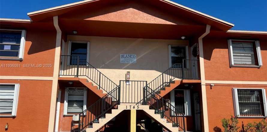 Apartment in Hialeah, Florida 3 bedrooms, 465.16 sq.m. № 1994170