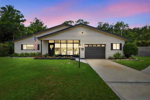 House in DeLand, Florida 4 bedrooms, 304.16 sq.m. № 2199239