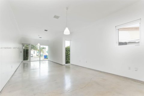 Dúplex en alquiler en Miami, Florida, 3 dormitorios, 139.35 m2 № 1983850 - foto 2