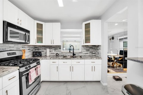 Villa ou maison à vendre à Kissimmee, Floride: 2 chambres, 123.56 m2 № 2324685 - photo 9
