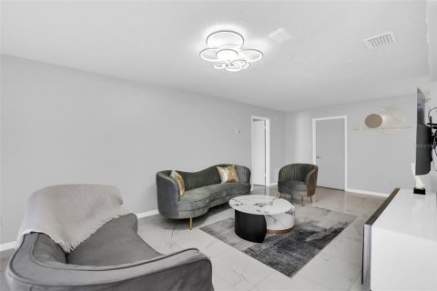 Villa ou maison à vendre à Kissimmee, Floride: 2 chambres, 123.56 m2 № 2324685 - photo 4