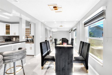 Villa ou maison à vendre à Kissimmee, Floride: 2 chambres, 123.56 m2 № 2324685 - photo 11