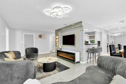 Villa ou maison à vendre à Kissimmee, Floride: 2 chambres, 123.56 m2 № 2324685 - photo 5