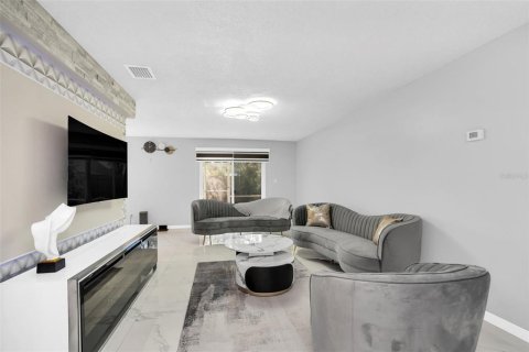 Villa ou maison à vendre à Kissimmee, Floride: 2 chambres, 123.56 m2 № 2324685 - photo 3