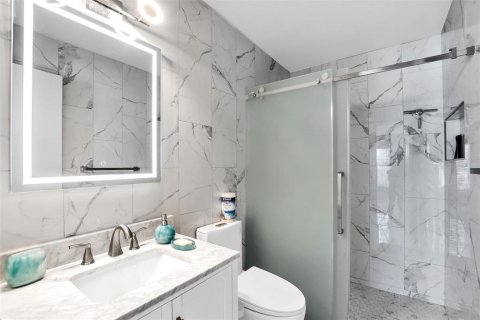 Villa ou maison à vendre à Kissimmee, Floride: 2 chambres, 123.56 m2 № 2324685 - photo 14
