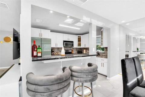Villa ou maison à vendre à Kissimmee, Floride: 2 chambres, 123.56 m2 № 2324685 - photo 6