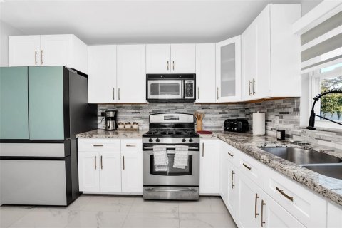 Villa ou maison à vendre à Kissimmee, Floride: 2 chambres, 123.56 m2 № 2324685 - photo 7