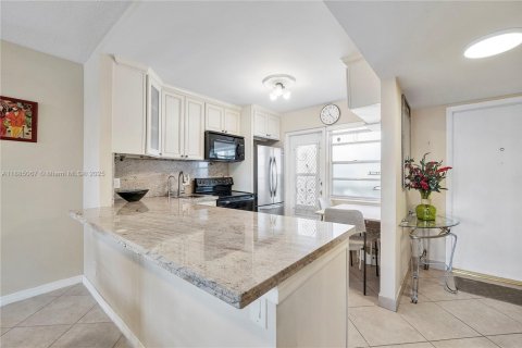 Купить кондоминиум в Халландейл-Бич, Флорида 1 спальня, 78.97м2, № 1931645 - фото 8