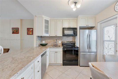 Купить кондоминиум в Халландейл-Бич, Флорида 1 спальня, 78.97м2, № 1931645 - фото 10