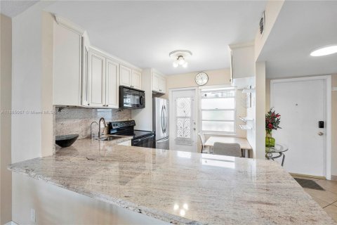 Купить кондоминиум в Халландейл-Бич, Флорида 1 спальня, 78.97м2, № 1931645 - фото 9