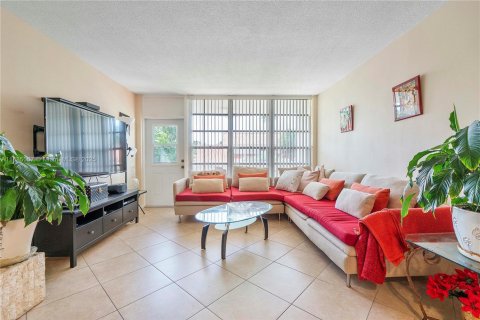 Купить кондоминиум в Халландейл-Бич, Флорида 1 спальня, 78.97м2, № 1931645 - фото 14