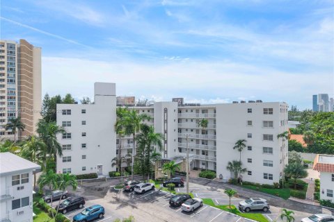 Купить кондоминиум в Халландейл-Бич, Флорида 1 спальня, 78.97м2, № 1931645 - фото 1